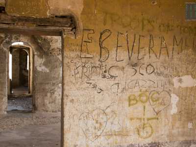 Qui troviamo stanze buie ricoperte da scritte di ogni genere...